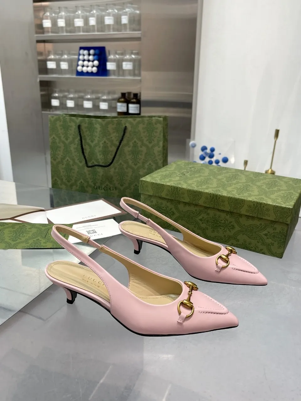 👟👟Ex-factory price 440👟👟 (genuine leather sole +40) Gucci Signoria pumps are named after the central square of Florence, recreating the classic and elegant style of the birthplace of the brand. Combining shiny patent leather with a pointed toe, these shoes are embellished with Gucci's signature chain, adding a stylish edge to your new season wardrobe. Upper: Made of first-layer imported patent cowhide/sheepskin lining. Outsole: rubber non-slip outsole/genuine leather outsole. Size: 35-42 (34/41 42 customized, non-refundable)